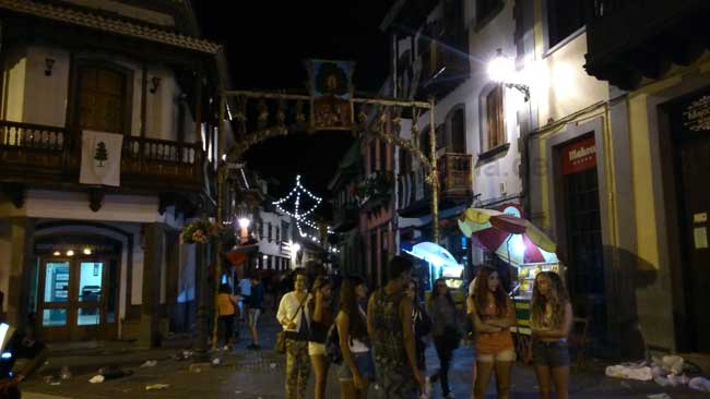 Eingang der Fußgängerzone von Teror beim Fest der Virgen del Pino