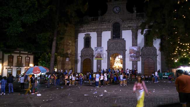 Kirche von Teror bei der Fiesta del Pino nachts