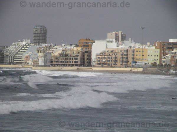 Wellenreiter am Canteras Strand, Las Palmas