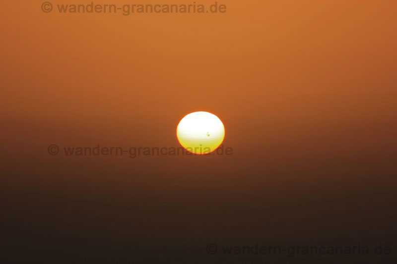 Sonne mit Sonnenfleck beim Sonnenaufgang auf Gran Canaria