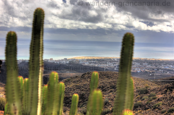 Playa del Ingels und Dünen im Süden von Gran Canaria, bei regnerischem Wetter