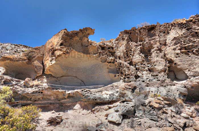 Von der Erosion zernagter Felsen beim Wandern im Süden von Gran Canaria.