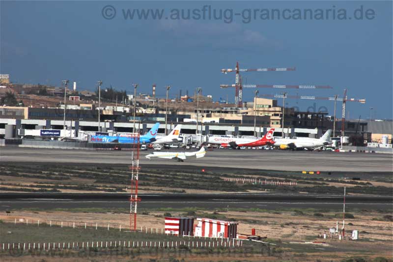 Rollbahn und Flugzeuge am Flughafen von Gran Canaria
