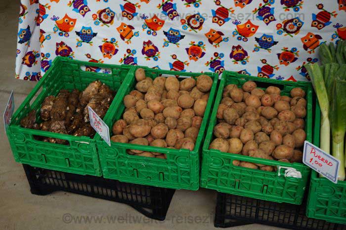 Verschiedene Arten von kanarischen Kartoffeln auf einem Markt