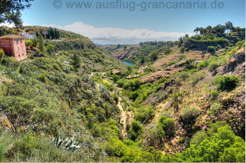 Somerliche Landschaft mit Stausee im Nordosten von Gran Canaria