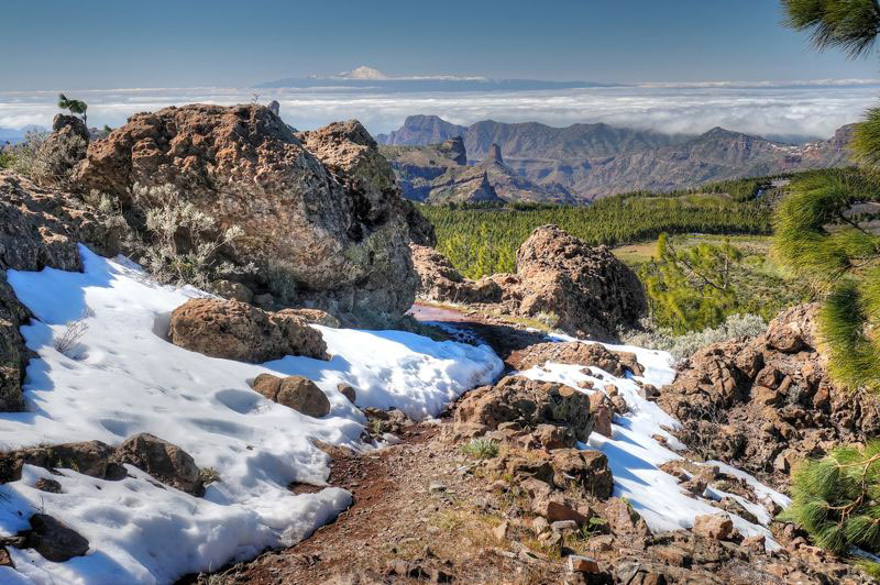 Wanderweg mit Schnee unterm Pico de las Nieves auf Gran Canaria