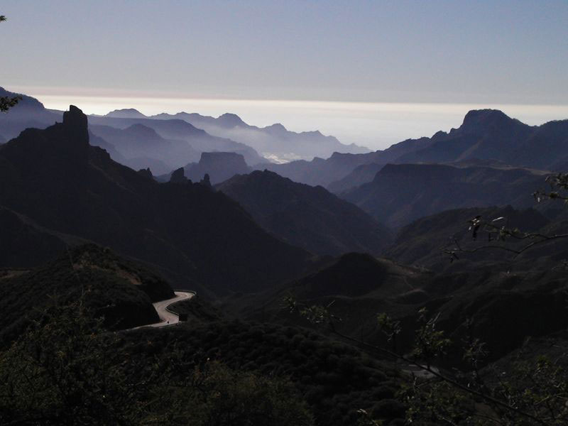 Blick vom Cruz de Tejeda nach Westen, zu sehen der Roque Bentaiga, das Tal von Tejeda und ein Teil von Aldea de San Nicolas.
