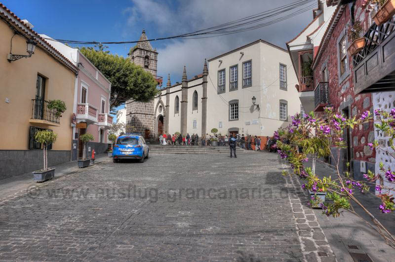 Kirchplatz und Kirche von Santa Brigida, Gran Canaria Nordosten