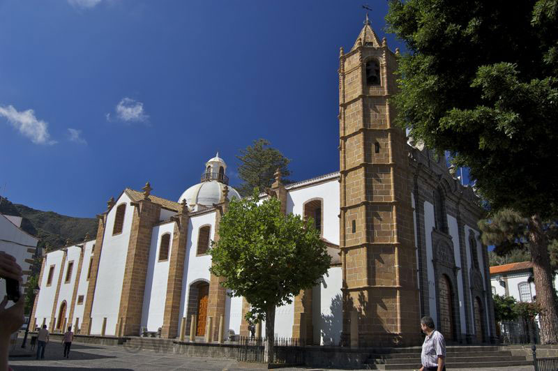 Kirche von Teror mit dem achteckigen Turm aus gelben Stein