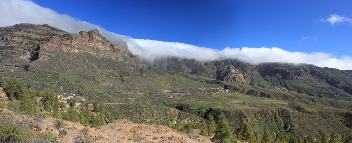 Felsabbrüche an der Nordseite der Caldera de Tirajana mit starken Wolken über den höchsten Bergen von Gran Canaria