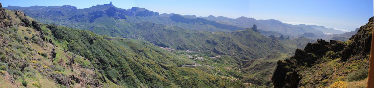Ausblick von einem Aussichtspunkt ins Zentrum von Gran Canaria, mit Tejeda, Roque Bentaiga und Roque Nublo.